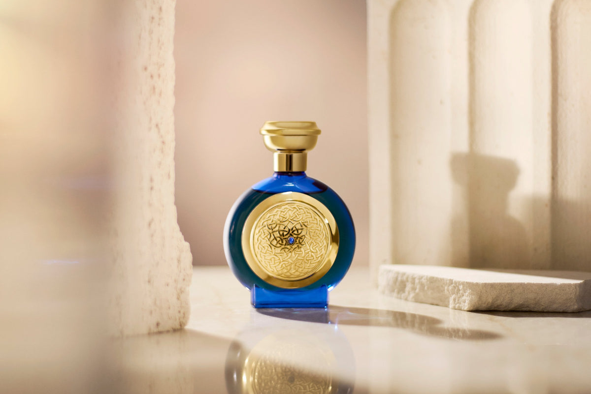 Boadicea the Victorious Blue Sapphire op travertijn