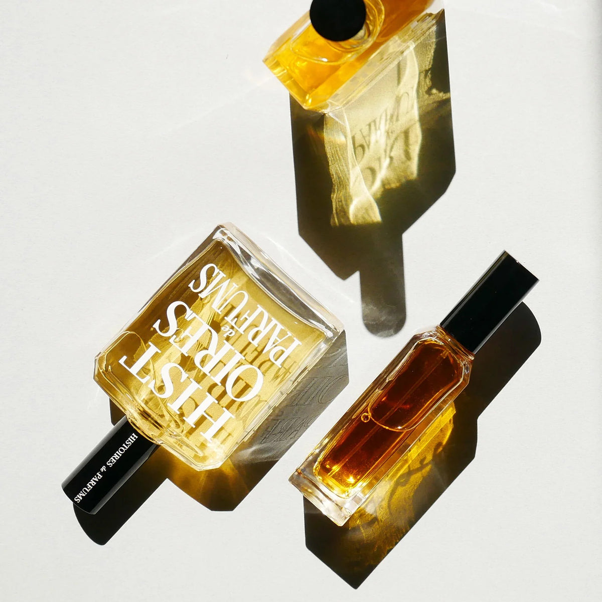 Histoires de Parfums flacons in het zonlicht