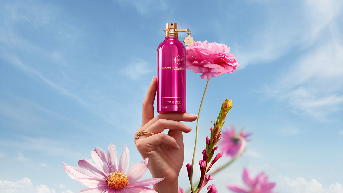 Montale Roses Musk in de hand tegen een blauwe lucht
